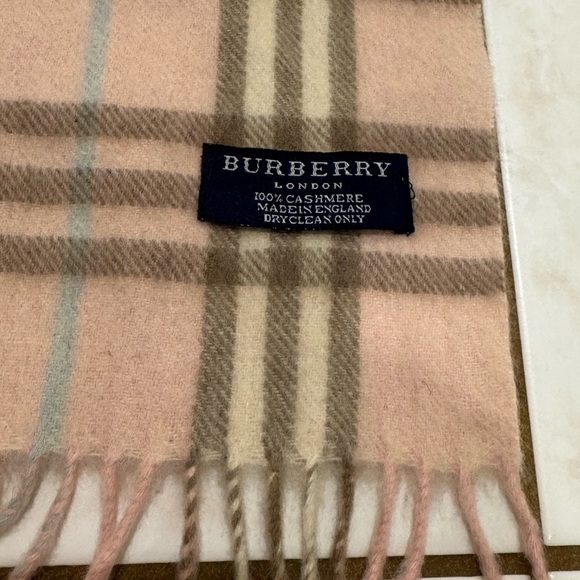 BURBERRY 100% Cashmere Light Pink Plaid Nova Check Scarf - Picture 7 of 7
